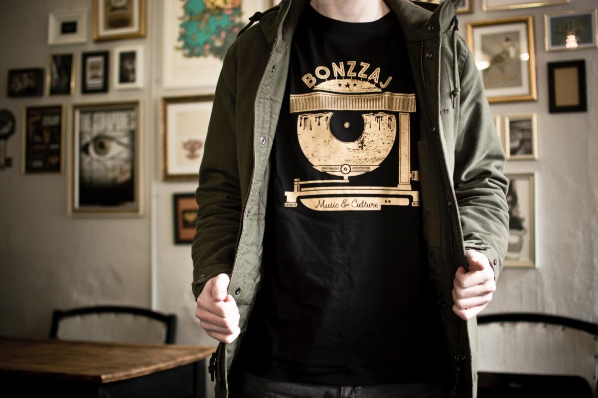 Gigergraphics Bonzzaj Shirt Gigergraphics - Grafik / Cartoons / Werbekampagnen / Webdesign / Karikaturen / Illustrationen / Logos / Corporate Design